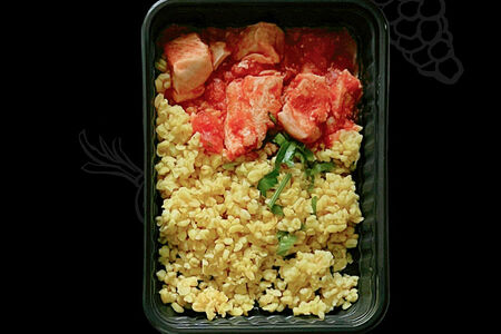 Булгур с куриным филе в томатном соусе и копченой паприкой