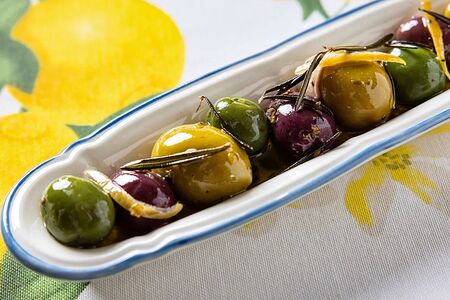 Маринованные оливки с лимоном и травами