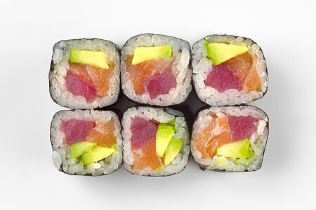 Хосомаки лосось-тунец-авокадо