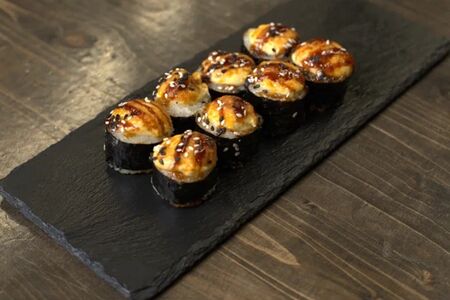 Запеченный ролл с лососем терияки 