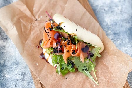 Паровая булочка Бао с лососем и гуакамоле