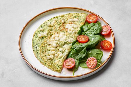 Омлет со шпинатом, томатами и сыром сулугуни