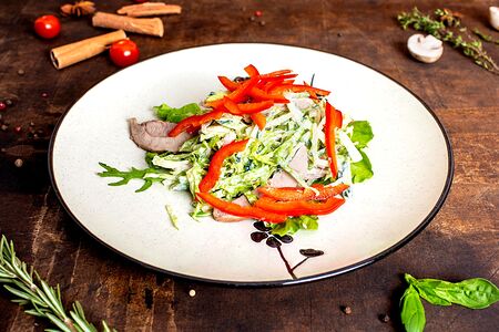 Салат из индейки с легким творожным соусом