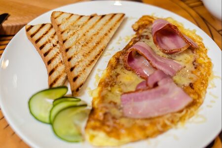 Омлет с тостами