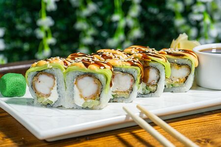 Ролл с креветкой в темпуре и авокадо