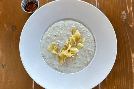 Каша овсяная с томленым яблоком