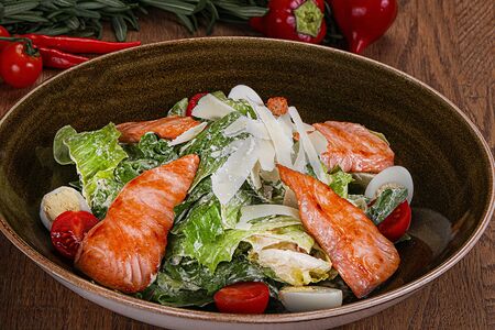 Салат Цезарь с лососем