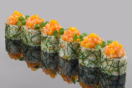 Ролл с гребешком, тунцом еллоуфин, сальсой-манго и шпинатом