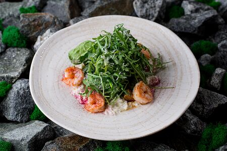 Салат с креветками и страчателлой