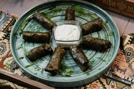 Долма с говядиной и соусом мацони