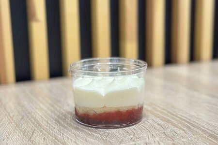 Клубника со сливками в креманке 