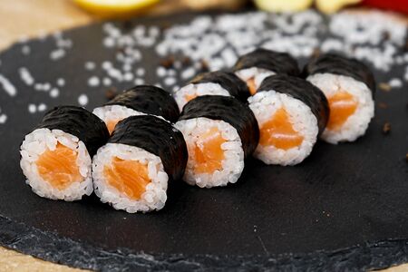 Маки-ролл с лососем