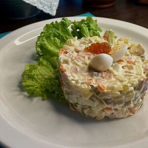 Салат Оливье с перепелиными яйцами