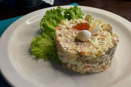Салат Оливье с перепелиными яйцами