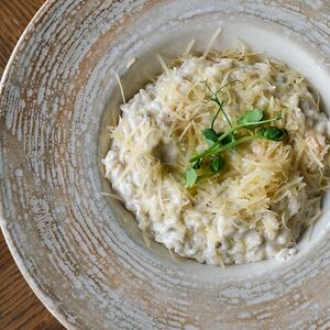 Ризотто с жареными креветками и сыром дорблю