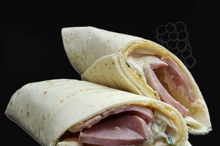 Тортилья с овощами, сыром и куриным рулетом