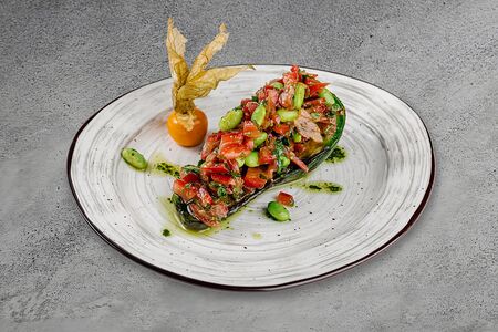 Авокадо на гриле с томатным конкассе и бобами эдамаме