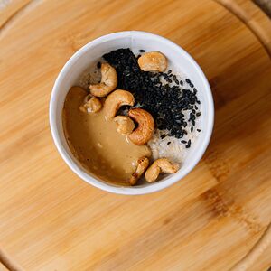 Овсяная каша с кешью и арахисовой пастой