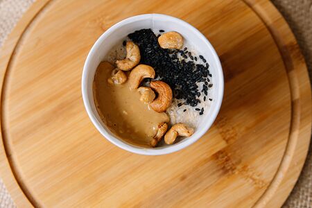 Овсяная каша с кешью и арахисовой пастой