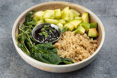 Салат Зеленый с авокадо и киноа