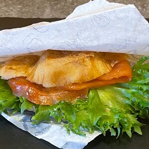 Круассан с форелью слабой соли