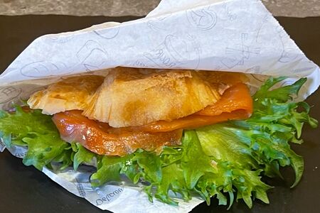 Круассан с форелью слабой соли