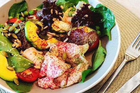 Салат с авокадо и пастрами из индейки