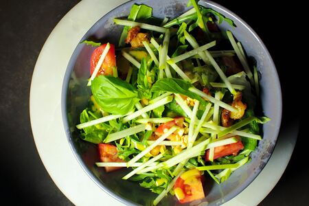 Салат с креветками и маракуйей