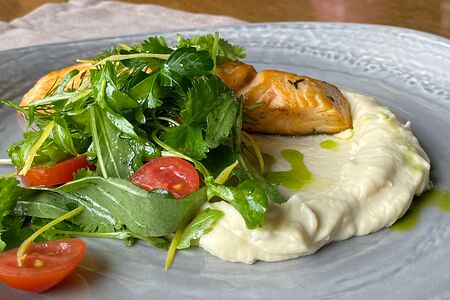 Запеченный лосось с пюре из цветной капусты