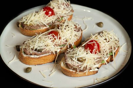 Брускетта с говяжьей вырезкой