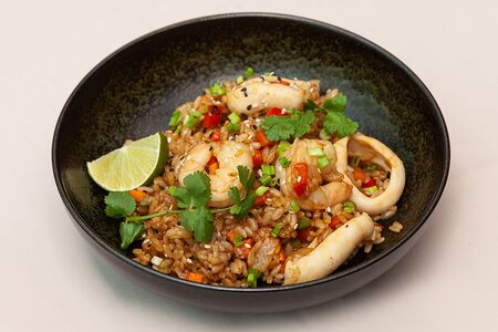 Жареный рис с креветками и кальмаром