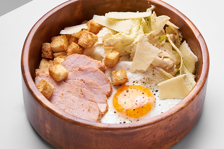 Цезарь с глазуньей и индейкой