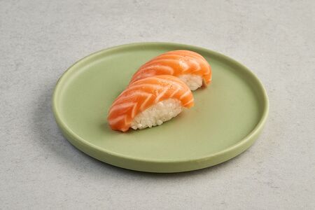 Нигири с лососем