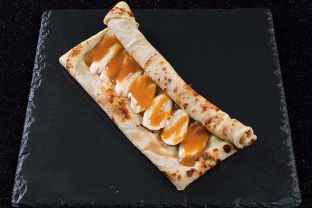 Блин с бананом и карамелью
