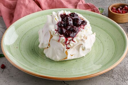 Безе со смородиновым конфи и мятой