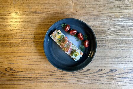 Салат Оливье с ветчиной из телятины и соусом айоли