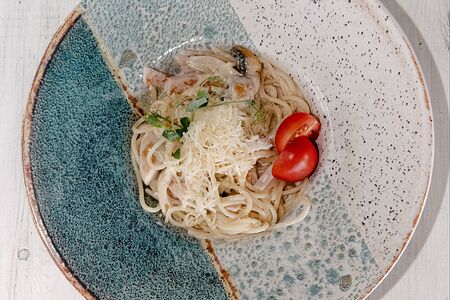 Паста с ветчиной и грибами