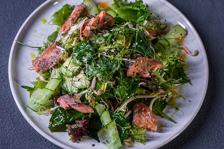 Салат с форелью горячего копчения