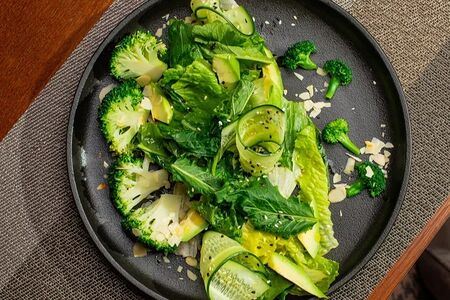 Салат Зеленый с авокадо, брокколи и огурцом