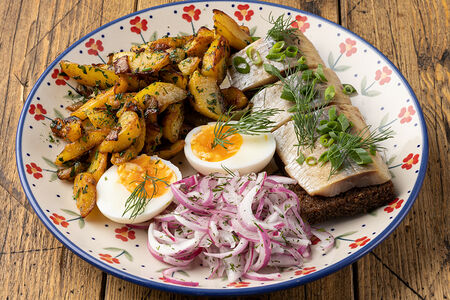 Бочковая сельдь с маринованным луком