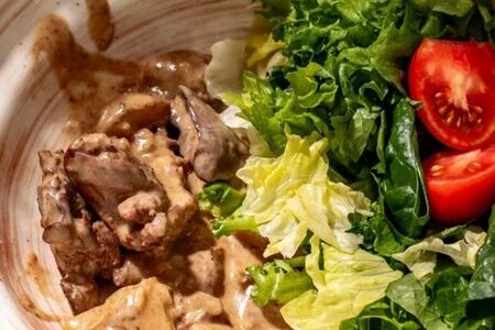 Салат с куриной печенью в сливочном соусе