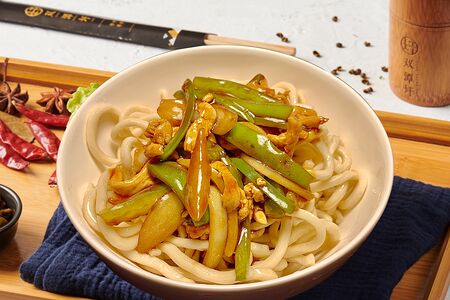 C4c Лапша с тушёной свининой и зелёным перцем