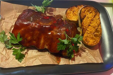 Лента свиных ребер с BBQ