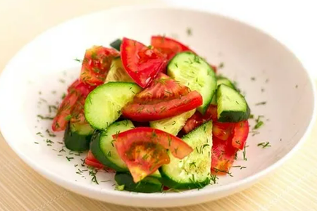 107 Салат из свежих огурцов и помидоров