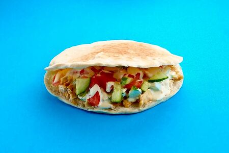 Шаверма в пите с сочной курочкой, свежими овощами и фирменным соусом