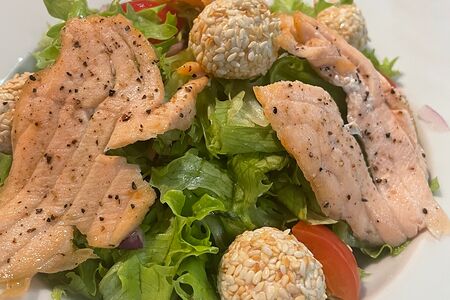 Овощной салат с семгой и сыром шевр