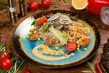 Гриль-салат с говяжьим языком и соусом песто