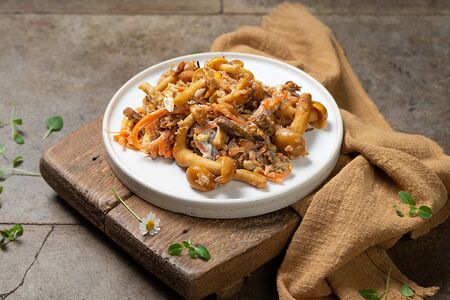 Салат с говядиной и маринованными грибами