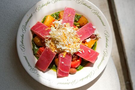 Теплый салат с тунцом, картофельными дольками и яйцом