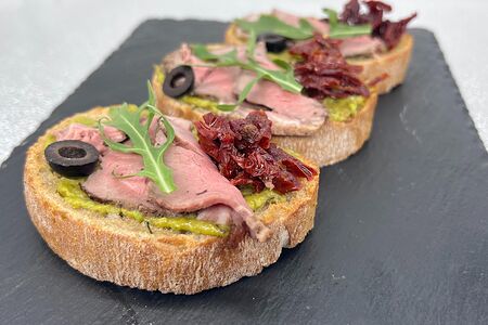 Брускетта с ростбифом